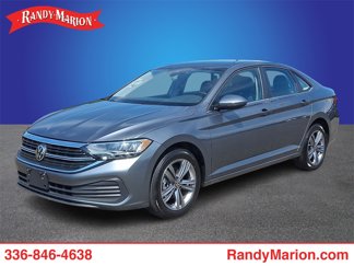 Used 2024 Volkswagen Jetta SE image 1
