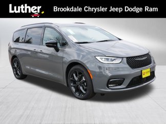 New 2025 Chrysler Pacifica Limited w/ Trailer Tow Group image 1