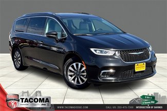 Used 2021 Chrysler Pacifica Touring-L image 1