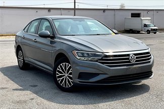 Used 2021 Volkswagen Jetta SE w/ SE Cold Weather Package image 1