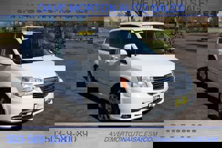 Used 2014 Chrysler Town & Country Touring image 1