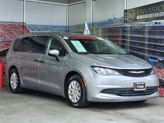 Used 2018 Chrysler Pacifica L image 1