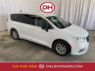 Used 2024 Chrysler Pacifica Touring-L image 1