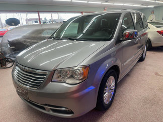 Used 2015 Chrysler Town & Country Limited Platinum image 1