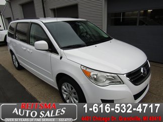 Used 2014 Volkswagen Routan SE image 1