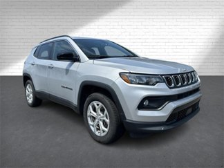 Used 2024 Jeep Compass Latitude image 1