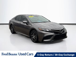 Used 2021 Toyota Camry SE image 1