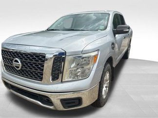 Used 2017 Nissan Titan SV image 1