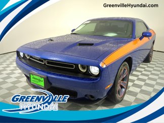 Used 2022 Dodge Challenger SXT image 1