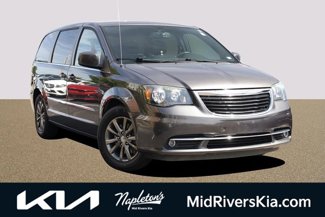 Used 2015 Chrysler Town & Country S image 1