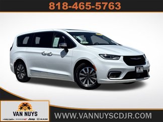 Used 2023 Chrysler Pacifica Limited image 1