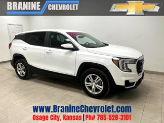 Used 2024 GMC Terrain SLE image 1
