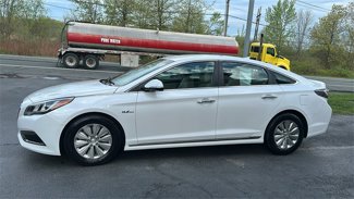 Used 2017 Hyundai Sonata SE image 1