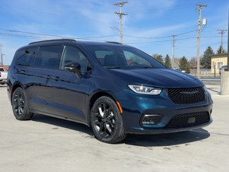 New 2025 Chrysler Pacifica Limited image 1