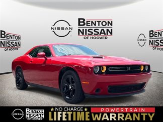 Used 2015 Dodge Challenger SXT image 1