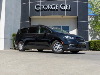 Used 2022 Chrysler Pacifica Touring-L image 1