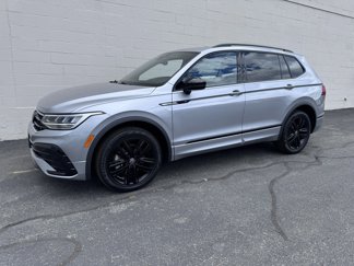 Used 2022 Volkswagen Tiguan SE R-Line image 1