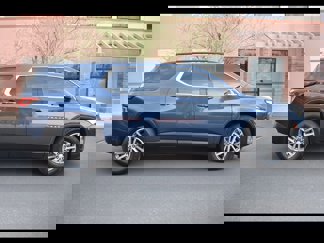 Used 2022 Chevrolet Traverse LT image 1