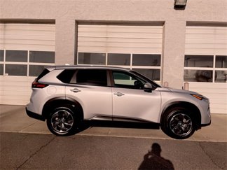 Used 2024 Nissan Rogue SV image 1