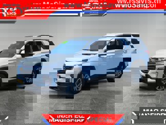 Used 2023 Chevrolet Traverse LT image 1