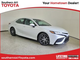 Used 2022 Toyota Camry SE image 1