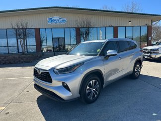 Used 2021 Toyota Highlander XLE image 1