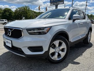 Used 2022 Volvo XC40 T5 Momentum image 1