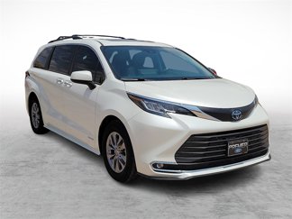 Used 2021 Toyota Sienna XLE image 1