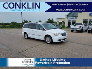 Used 2016 Chrysler Town & Country Limited image 1