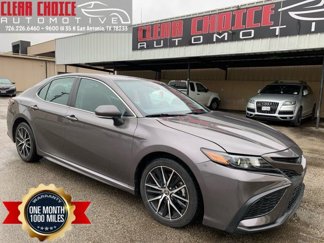 Used 2022 Toyota Camry SE image 1