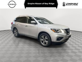 Used 2019 Nissan Pathfinder SV image 1