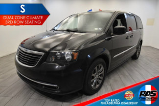 Used 2016 Chrysler Town & Country S image 1