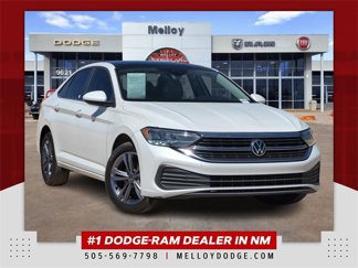 Used 2023 Volkswagen Jetta SE image 1