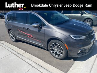 Used 2021 Chrysler Pacifica Limited w/ Uconnect Theater Family Group image 1