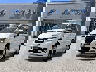Used 2023 Chrysler Pacifica Touring image 1