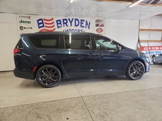 Used 2022 Chrysler Pacifica Touring-L w/ S Appearance Package image 1