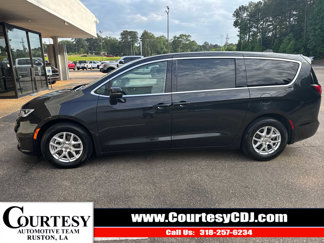 Used 2023 Chrysler Pacifica Touring-L image 1