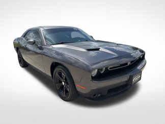 Used 2017 Dodge Challenger SXT image 1
