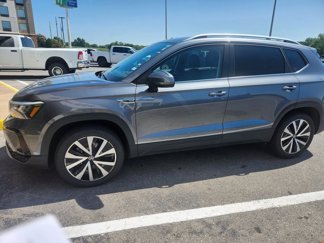 Used 2024 Volkswagen Taos SE image 1