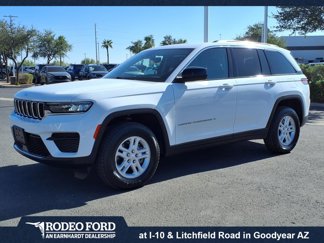 Used 2023 Jeep Grand Cherokee Laredo image 1