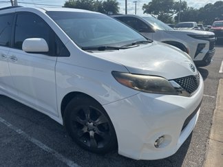 Used 2015 Toyota Sienna SE image 1