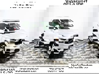 Used 2020 Volvo XC40 T4 Momentum image 1