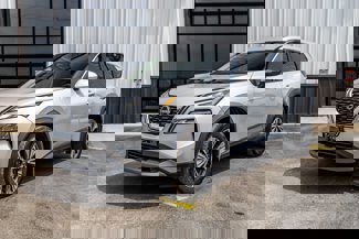 Used 2023 Nissan Rogue SV image 1