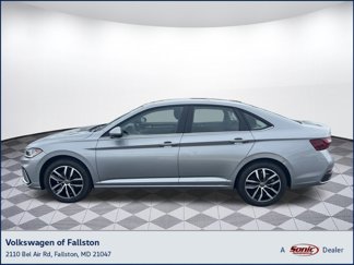 Used 2025 Volkswagen Jetta SE image 1