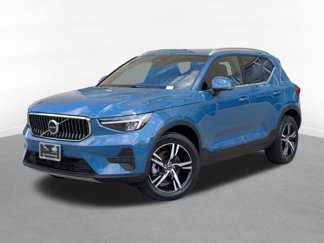 Used 2024 Volvo XC40 B5 Core image 1