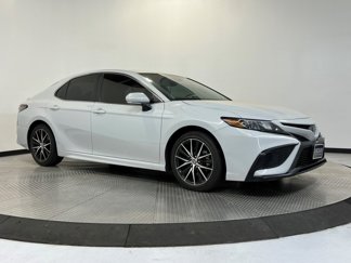 Used 2022 Toyota Camry SE w/ Cold Weather Package image 1