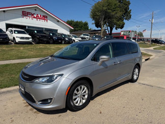 Used 2017 Chrysler Pacifica Touring-L image 1