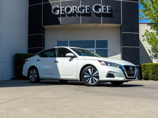 Used 2021 Nissan Altima 2.5 SV w/ SV Premium Package image 1