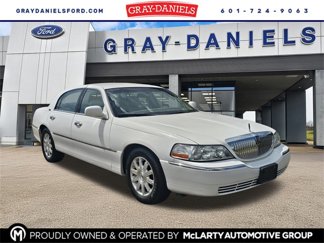 Used 2010 Lincoln Town Car Signature Limited image 1