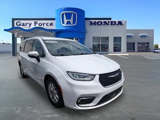 Used 2023 Chrysler Pacifica Touring-L image 1